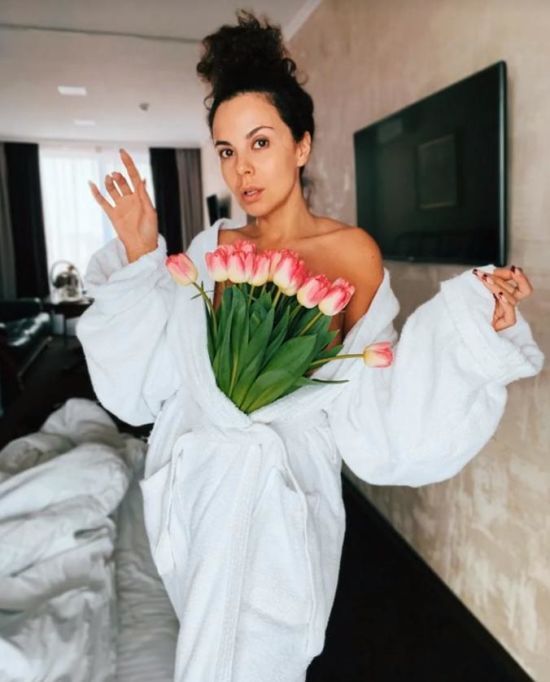 Настя Каменських знялася топлес і показала подарунок від Потапа